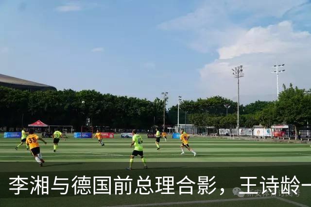 李湘与德国前总理合影，王诗龄一同出席，母女俩大方得体气场十足！